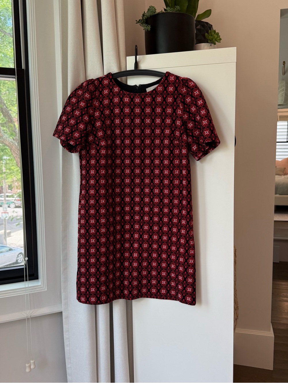 LOFT Short Sleeve Patterned Shift Dress in Black and Res